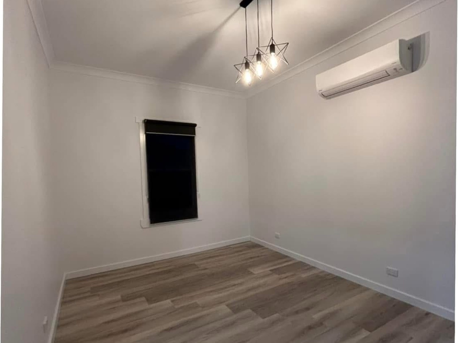 Freshly repainted room in white with new flooring, by BPM Group